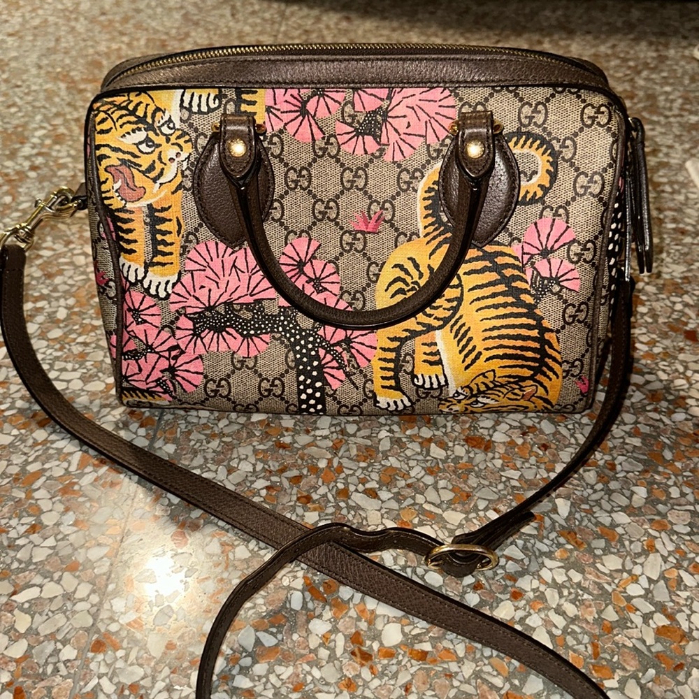 Gucci! Gently used Tiger 🐯 and pink flower 🌸 bag